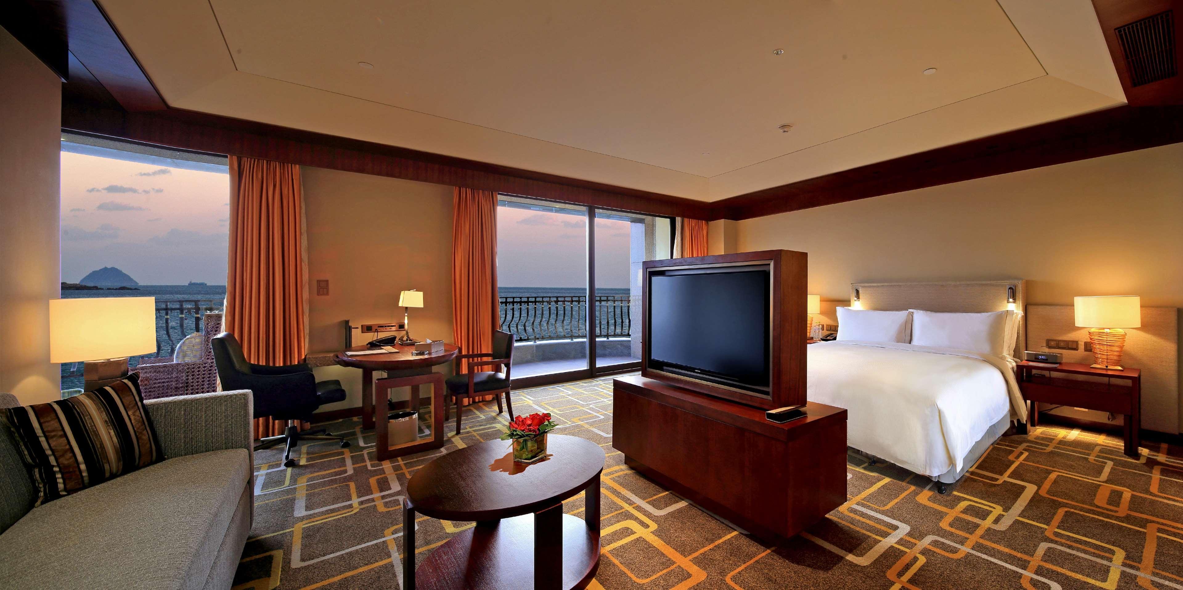 Hilton Qingdao Golden Beach - Beer Halls Exterior photo