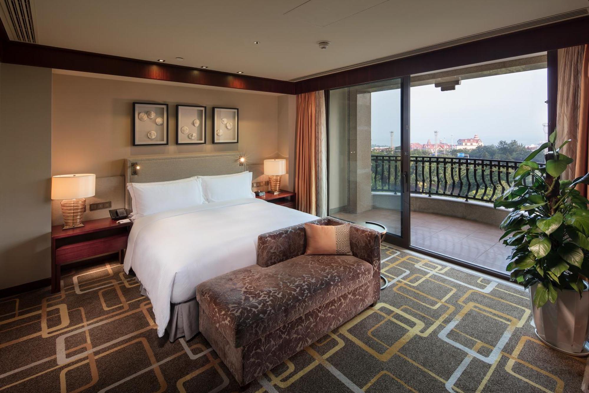 Hilton Qingdao Golden Beach - Beer Halls Exterior photo