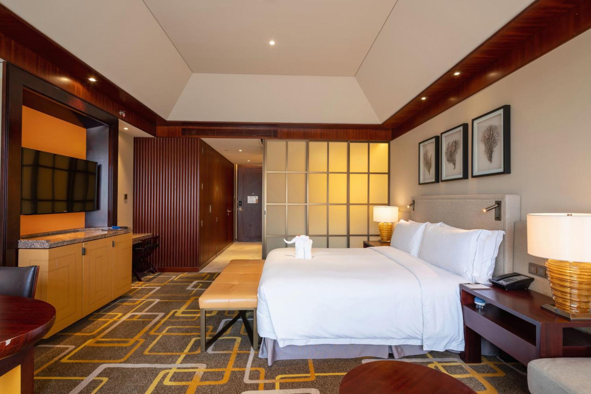 Hilton Qingdao Golden Beach - Beer Halls Exterior photo