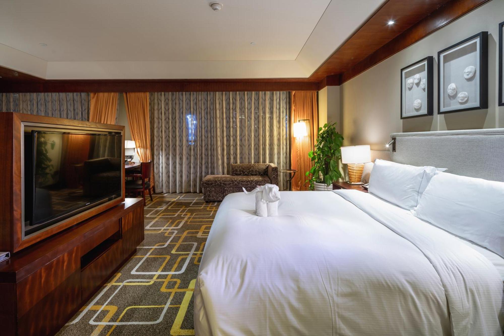 Hilton Qingdao Golden Beach - Beer Halls Exterior photo